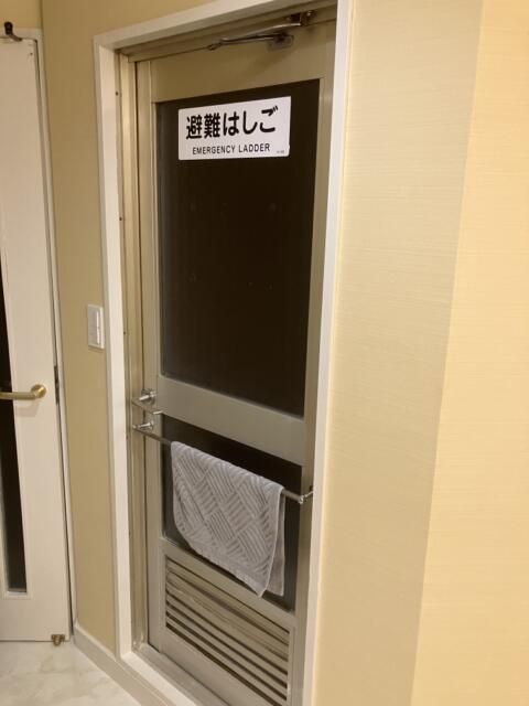 モンリーヴ(川口市/ラブホテル)の写真『503号室　バスルーム①扉』by hireidenton