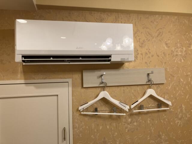 モンリーヴ(川口市/ラブホテル)の写真『503号室　エアコンとコート掛け』by hireidenton