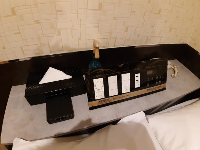 池袋セントラルホテル(豊島区/ラブホテル)の写真『２１３号室　調整器具　コンドーム入っている箱　ティッシィ』by 上戸 信二