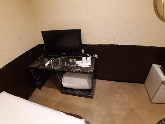 池袋セントラルホテル(豊島区/ラブホテル)の写真『２１３号室　テレビ　棚』by 上戸 信二