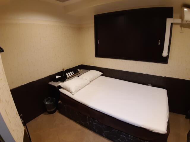 池袋セントラルホテル(豊島区/ラブホテル)の写真『２１３号室　ベット』by 上戸 信二