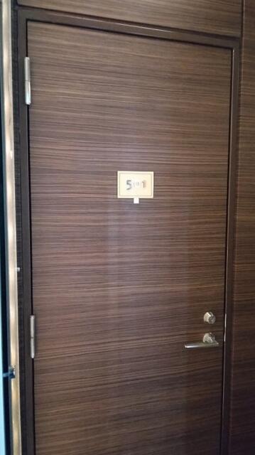 HOTEL ROY（ロイ）(横浜市南区/ラブホテル)の写真『501号室 入口扉』by _Yama
