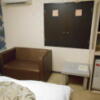 ニューポート(立川市/ラブホテル)の写真『201号室、テーブルとソファー』by もんが～