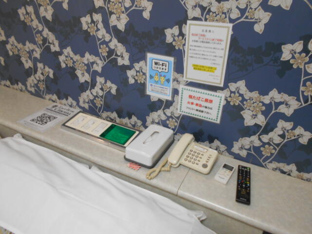 ニューポート(立川市/ラブホテル)の写真『201号室、ベッドサイド』by もんが～