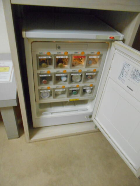ニューポート(立川市/ラブホテル)の写真『201号室、冷蔵庫内下部に持込用スペースありました。』by もんが～