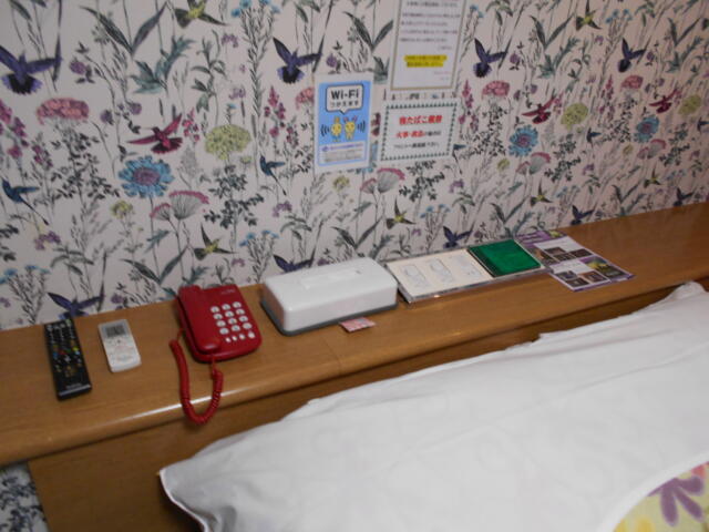 ニューポート(立川市/ラブホテル)の写真『303号室、ベッドサイド』by もんが～