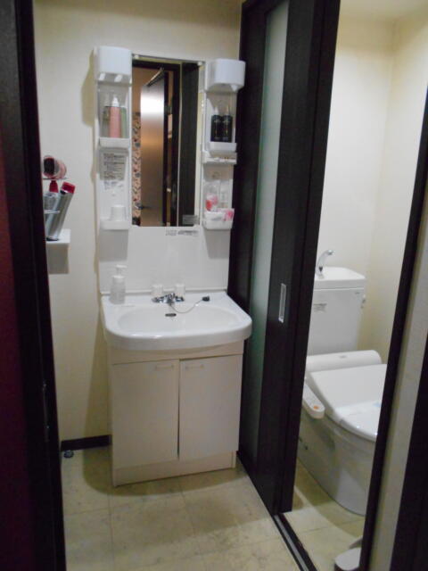 ニューポート(立川市/ラブホテル)の写真『303号室、洗面所とトイレ』by もんが～