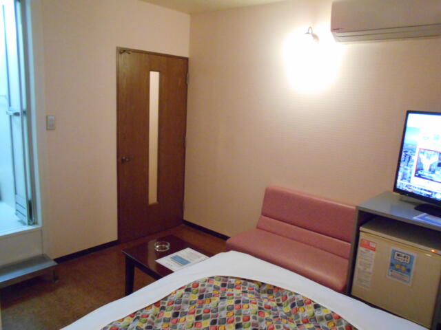ホテルシティ(立川市/ラブホテル)の写真『302号室、部屋奥から入り口方向』by もんが～
