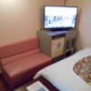 ホテルシティ(立川市/ラブホテル)の写真『302号室、テレビとソファー』by もんが～