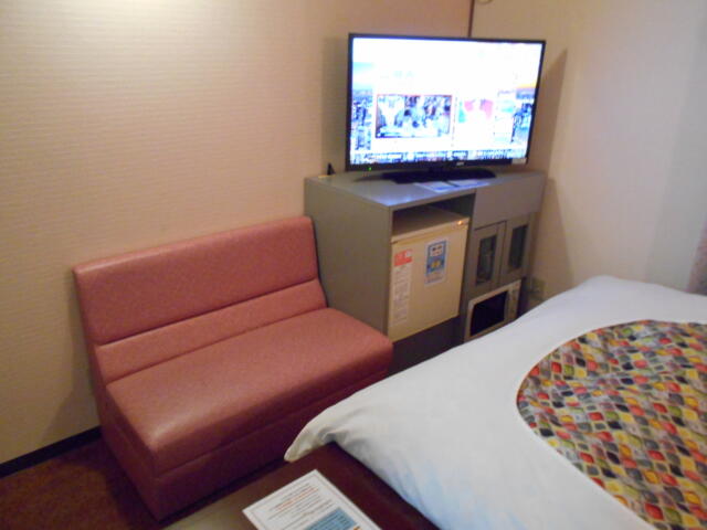 ホテルシティ(立川市/ラブホテル)の写真『302号室、テレビとソファー』by もんが～