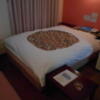 ホテルシティ(立川市/ラブホテル)の写真『302号室、テーブルとベッド』by もんが～