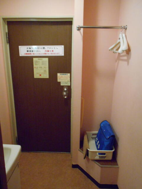 ホテルシティ(立川市/ラブホテル)の写真『302号室、入り口ドアとハンガー、タオル類』by もんが～