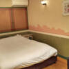 ホテル ルポ(墨田区/ラブホテル)の写真『504号室 ベッド周辺（３）』by 午前３時のティッシュタイム