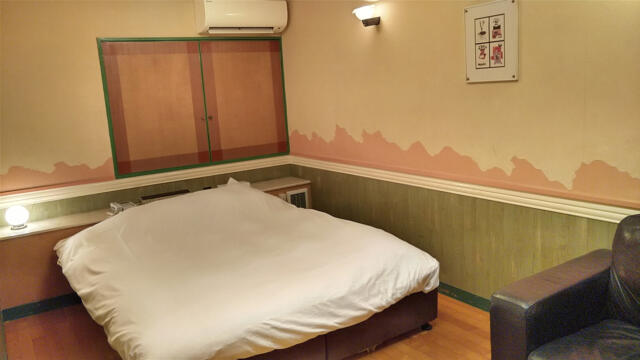 ホテル ルポ(墨田区/ラブホテル)の写真『504号室 ベッド周辺（３）』by 午前３時のティッシュタイム