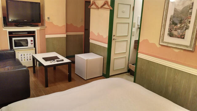 ホテル ルポ(墨田区/ラブホテル)の写真『504号室 ベッド周辺（１）』by 午前３時のティッシュタイム