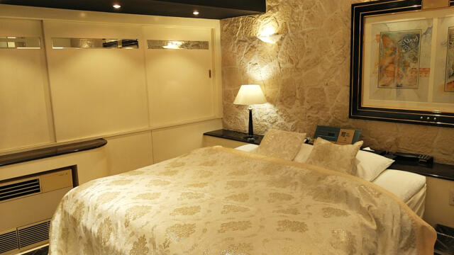 HOTEL RAY FIELD(墨田区/ラブホテル)の写真『602号室 ベッド周辺（２）』by 午前３時のティッシュタイム