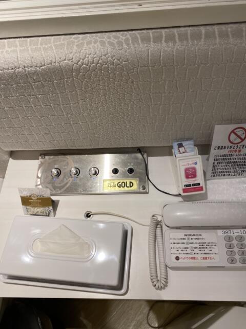 P-DOOR GOLD(台東区/ラブホテル)の写真『402号室(ベッド傍照明スイッチ、ゴム、電話他)』by こねほ