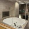 SARA船橋(船橋市/ラブホテル)の写真『701 客室からの浴室　奥にバルコニー』by festa9