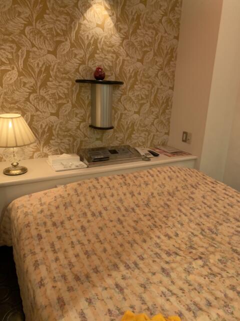 愛麒麟（アイキリン）(大阪市/ラブホテル)の写真『503号室　ダブルベッド　部屋はそう広く無いので広さの半分くらい締めてます』by PINK SCORPION