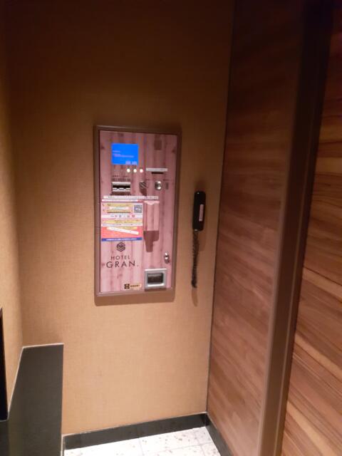 HOTEL GRAN (グラン)(さいたま市緑区/ラブホテル)の写真『318号室、玄関にある自動精算機』by 春風拳