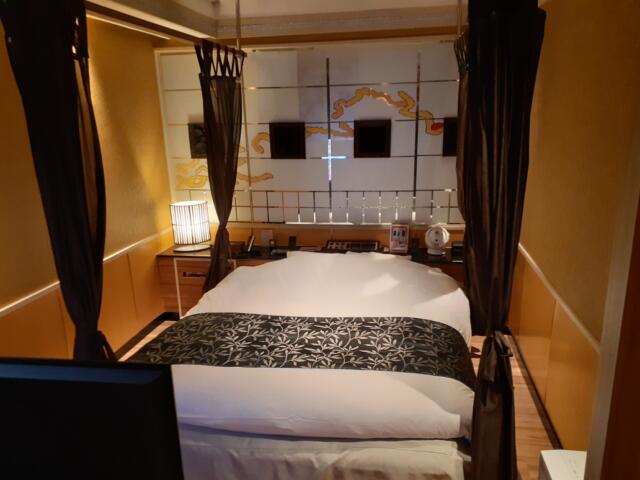 HOTEL GRAN (グラン)(さいたま市緑区/ラブホテル)の写真『318号室、寝室外観。天蓋つき』by 春風拳