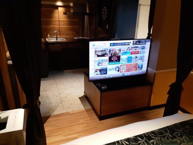 HOTEL GRAN (グラン)(さいたま市緑区/ラブホテル)の写真『318号室、寝室側のTV。奥にはキッチンが見える』by 春風拳