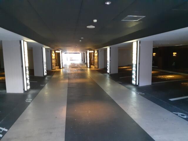 HOTEL GRAN (グラン)(さいたま市緑区/ラブホテル)の写真『駐車場。インターが近いこともあり、かなり広い』by 春風拳
