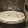 DESIGN HOTEL NOX(ノクス)(品川区/ラブホテル)の写真『702号室の浴室と浴槽、丸型で２人でも余裕で入れます』by ヒロくん!