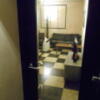キャメルイン(立川市/ラブホテル)の写真『315号室、玄関を入るとガラス扉があります。』by もんが～