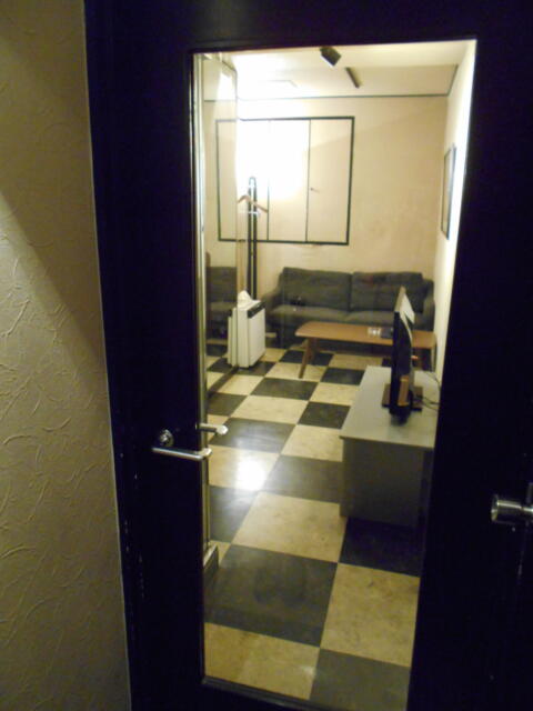 キャメルイン(立川市/ラブホテル)の写真『315号室、玄関を入るとガラス扉があります。』by もんが～