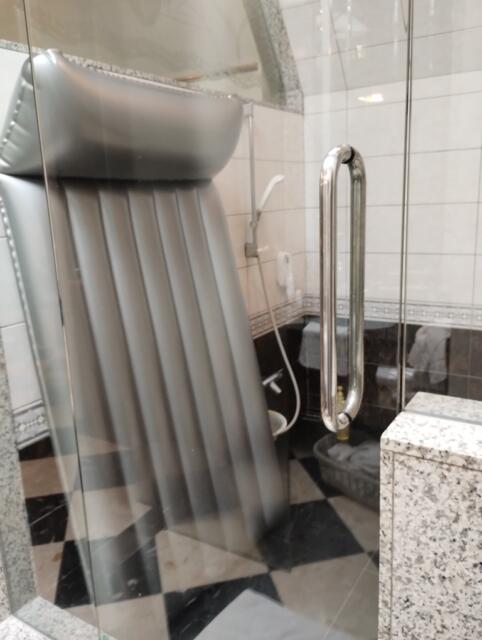 ラモード新宿(新宿区/ラブホテル)の写真『706号室　浴室と無料レンタルのエアーマット（片側枕７山タイプ）』by あいりん