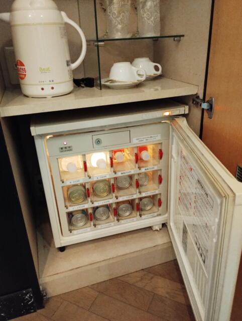 ラモード新宿(新宿区/ラブホテル)の写真『706号室　冷蔵庫（持ち込みスペースは全く無し）』by あいりん