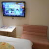ホテルシティ(立川市/ラブホテル)の写真『307号室、テレビとソファーなど』by もんが～