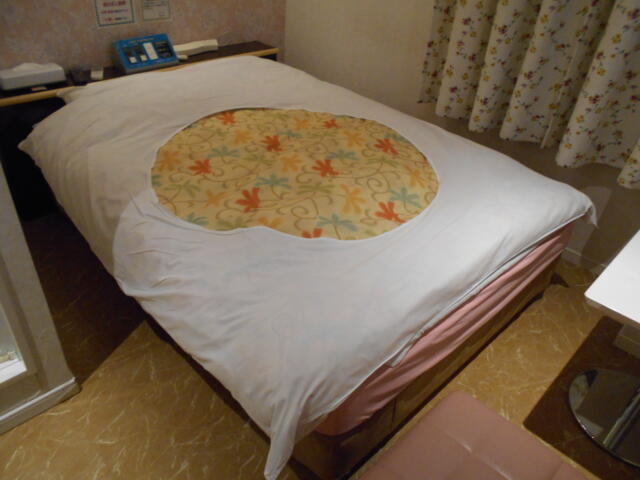 ホテルシティ(立川市/ラブホテル)の写真『307号室、ベッド』by もんが～
