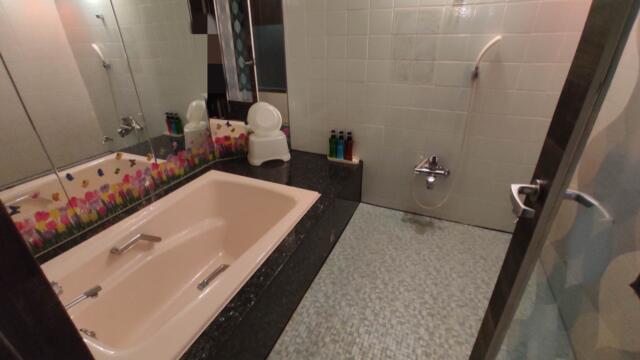 Q&P（キューアンドピー）(大阪市/ラブホテル)の写真『502号室。浴室。洗い場が広い』by 航平