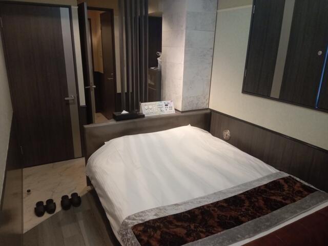 HOTEL GARNET（ガーネット)(千葉市中央区/ラブホテル)の写真『502号室　ベッドルーム　小さなソファもありました。』by K61