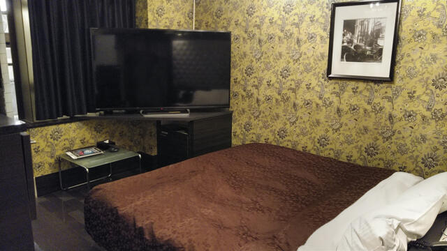 HOTEL LOHAS(墨田区/ラブホテル)の写真『303号室 ベッド周辺（１）』by 午前３時のティッシュタイム