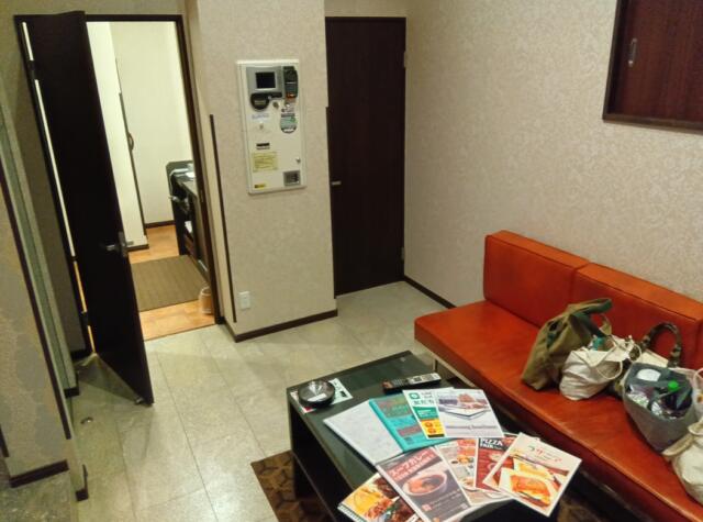 HOTEL 555(伊豆の国市/ラブホテル)の写真『104号室、応接室奥から。(24,1)』by キジ