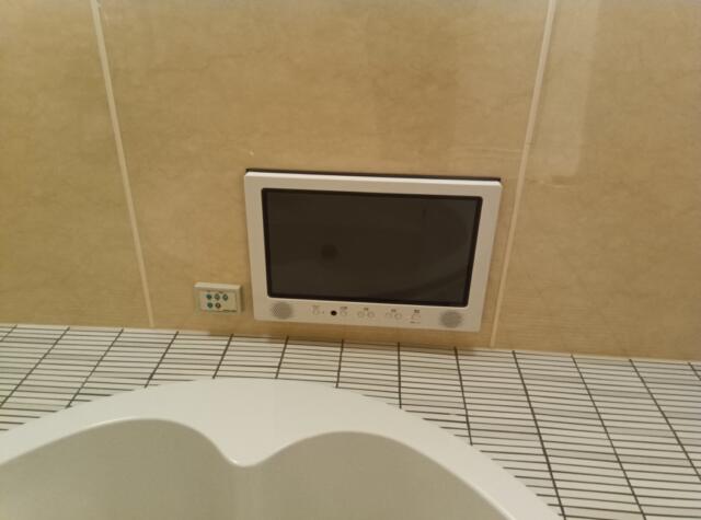 HOTEL 555(伊豆の国市/ラブホテル)の写真『104号室、浴室TVです。(24,1)』by キジ