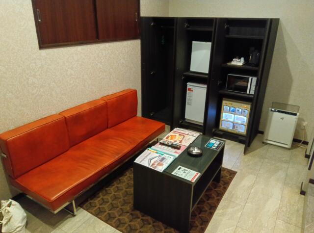 HOTEL 555(伊豆の国市/ラブホテル)の写真『104号室、応接室です。(24,1)』by キジ