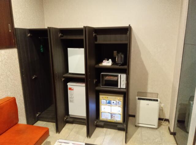 HOTEL 555(伊豆の国市/ラブホテル)の写真『104号室、冷蔵庫や電子レンジです。(24,1)』by キジ