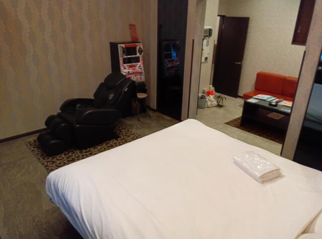 HOTEL 555(伊豆の国市/ラブホテル)の写真『104号室、寝室左奥から。(24,1)』by キジ
