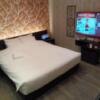 HOTEL 555(伊豆の国市/ラブホテル)の写真『104号室、寝室とTVです。(24,1)』by キジ
