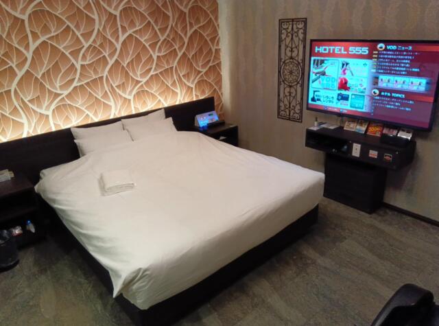 HOTEL 555(伊豆の国市/ラブホテル)の写真『104号室、寝室とTVです。(24,1)』by キジ