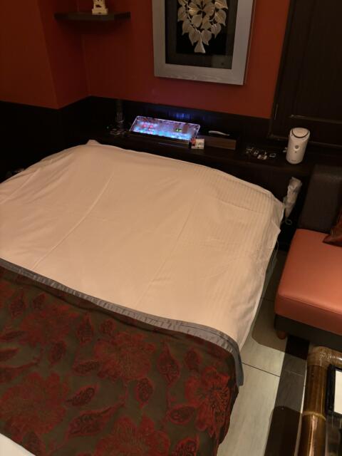 LUSSO CROCE ASIAN RESORT(横浜市南区/ラブホテル)の写真『306号室　ベッド』by ニーソ