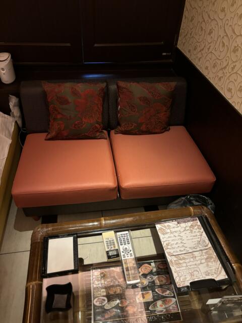 LUSSO CROCE ASIAN RESORT(横浜市南区/ラブホテル)の写真『306号室　ソファ』by ニーソ