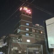 ホテル ハミングバード(熊本市/ラブホテル)の写真『夜の外観①』by hireidenton