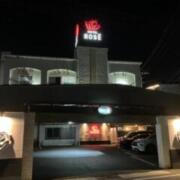 HOTEL ROSE(ロゼ）(熊本市/ラブホテル)の写真『夜の外観』by hireidenton