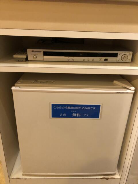 HOTEL アムール(台東区/ラブホテル)の写真『205号室　入って右下に冷蔵庫とDVDプレイヤー』by みこすりはん