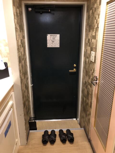 HOTEL アムール(台東区/ラブホテル)の写真『205号室　狭い玄関』by みこすりはん